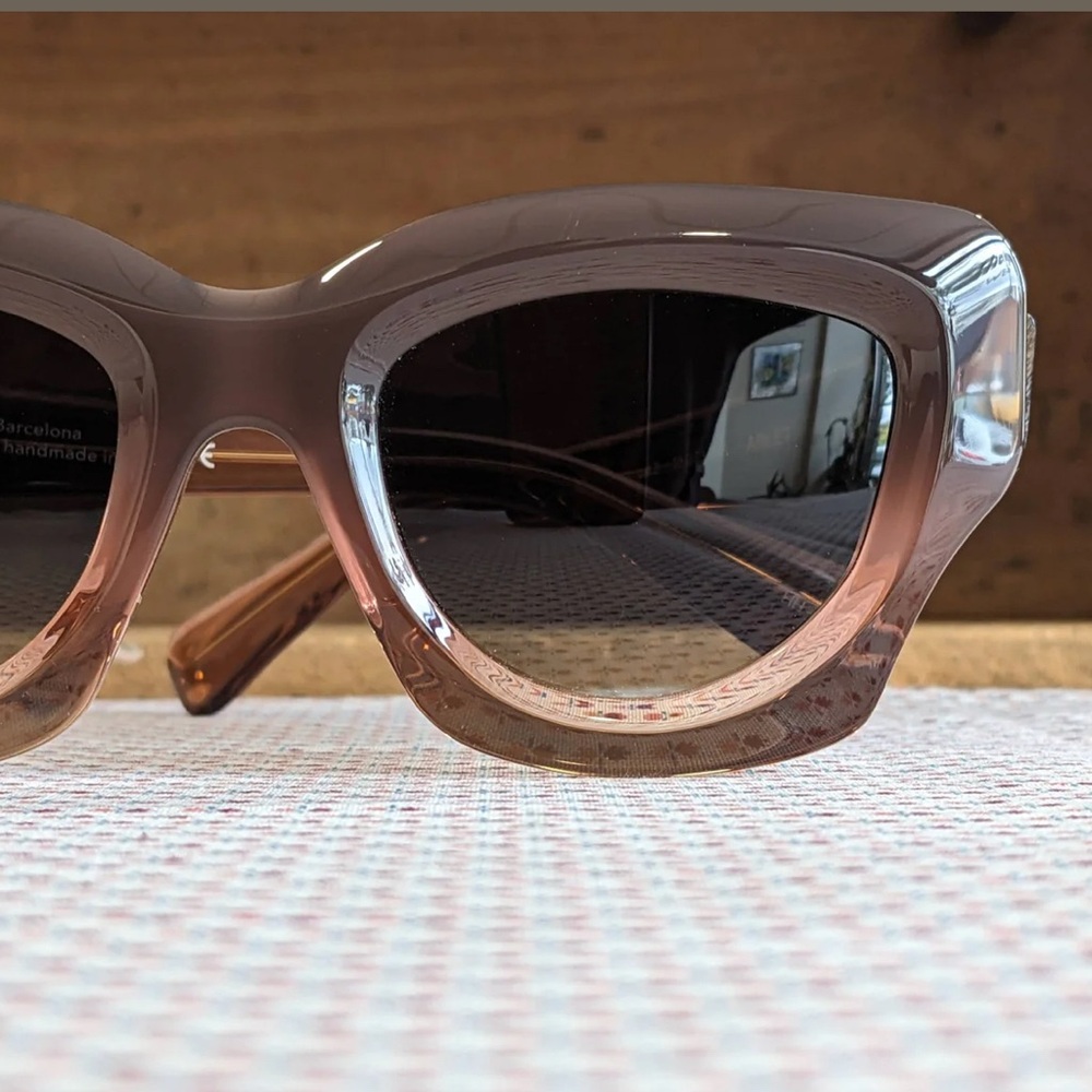 Folc Sunglasses in “Arlet” (Grade Pink) Model